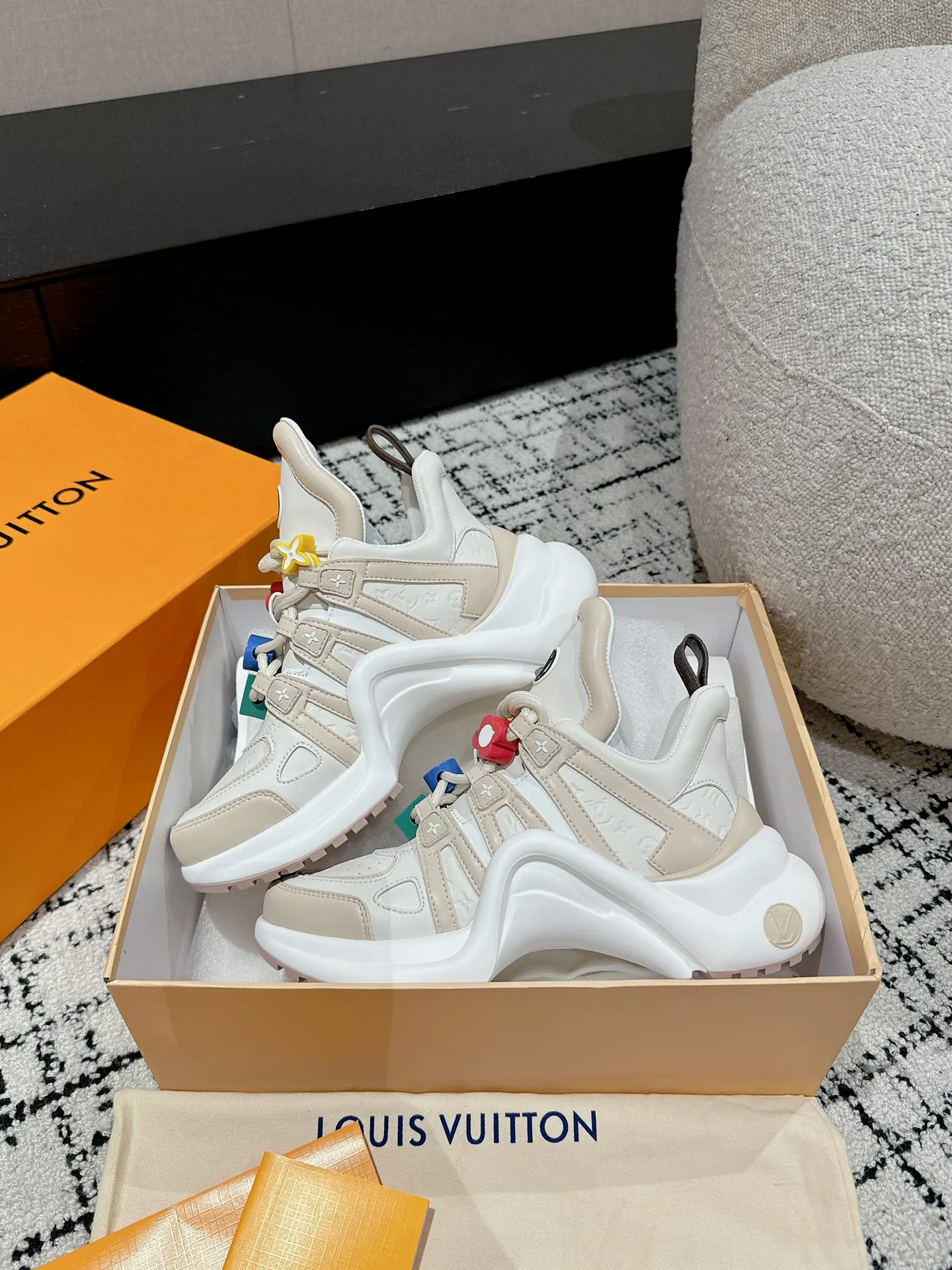 👟👟Ex-factory price 720👟👟 Top version Louis Vuiton·Louis Vuitton 24/ New Chinese Valentine's Day limited edition LV Archlight series arch sole dad shoes casual thick-soled lace-up sneakers Top version 🔝Buy the original version, develop and make goods👍🏻 This LV dad shoe features an eye-catching wavy sole and large tongue. It is equipped with a sporty super-elastic running shoe style rubber outsole, which is very eye-catching. It is also combined with a soft and elastic upper made of a variety of high-tech fabrics, making the upper foot comfortable and soft! ...